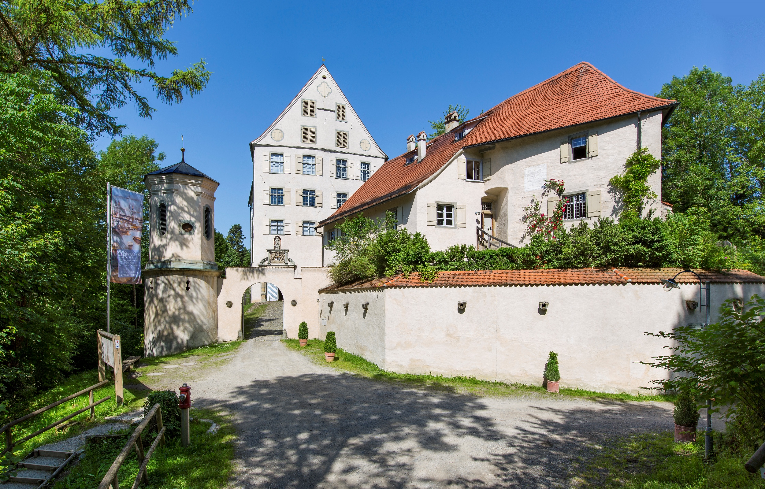 Schloss Achberg, Ansicht mit Amtshaus | Foto Karin Volz