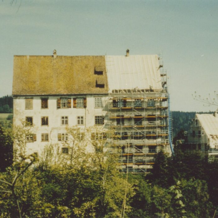 Ansicht von Schloss Achberg während der Mustersanierung und den damit verbundenen Dachstuhlarbeiten