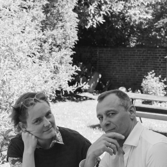 Martina Sauter & Lorenzo Pompa in schwarz weiß im Garten sitzend