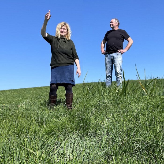Das Künstlerpaar Dahl und Wagenblast auf einer Wiese stehend