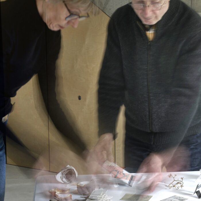Künstlerpaar Andrea und Nikolaus Kernbach beugen sich über einen Tisch mit gemeinsamen Arbeiten