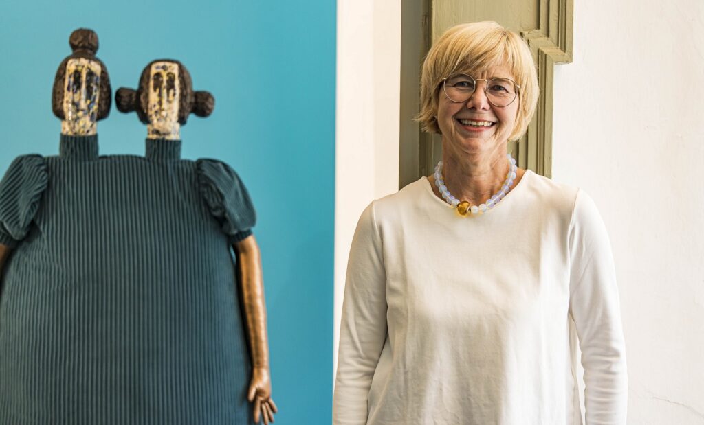 Kuratorin Andrea Dreher" vor der Installation "Ada & Mary" von Jakob Lena Knebl