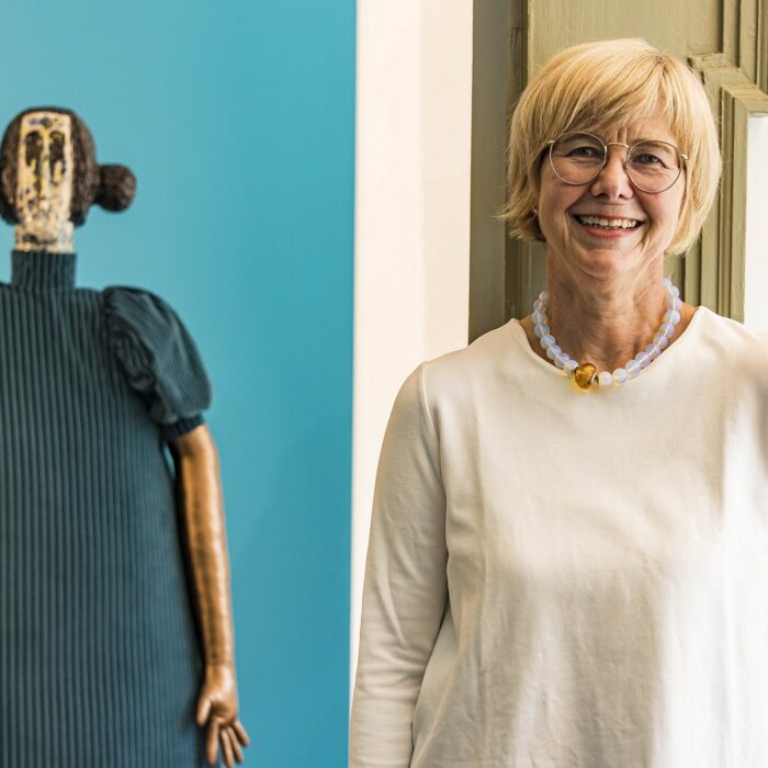Kuratorin Andrea Dreher" vor der Installation "Ada & Mary" von Jakob Lena Knebl