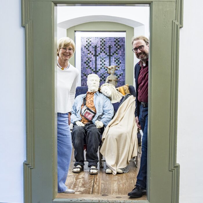 Kuratorin Andrea Dreher und Leiter von Schloss Achberg Michael C. Maurer vor der Installation "Western Gods" des Künstlerpaares SUPER VIVAZ