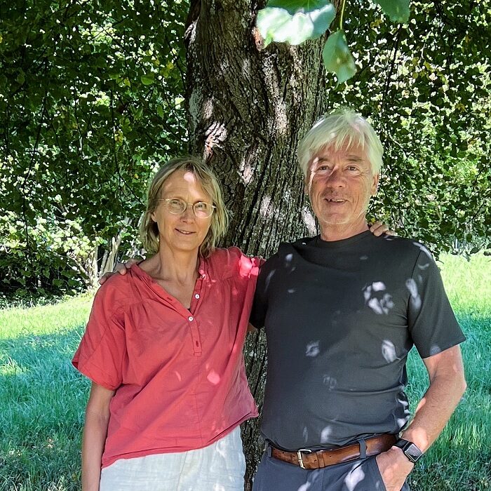 Irmela Maier und Bodo Kraft stehen vor einem Baum.