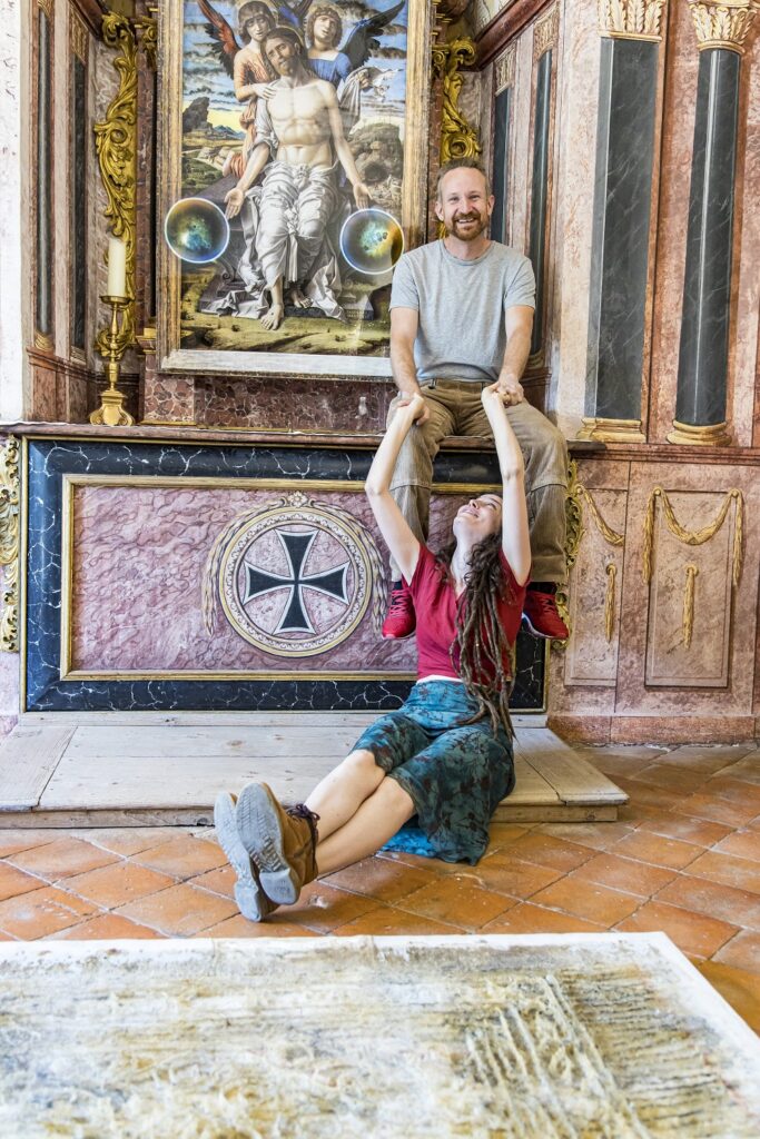 Das Künstlerpaar Ria Wank und Wolfgang Ganter in der Kapelle in Schloss Achberg