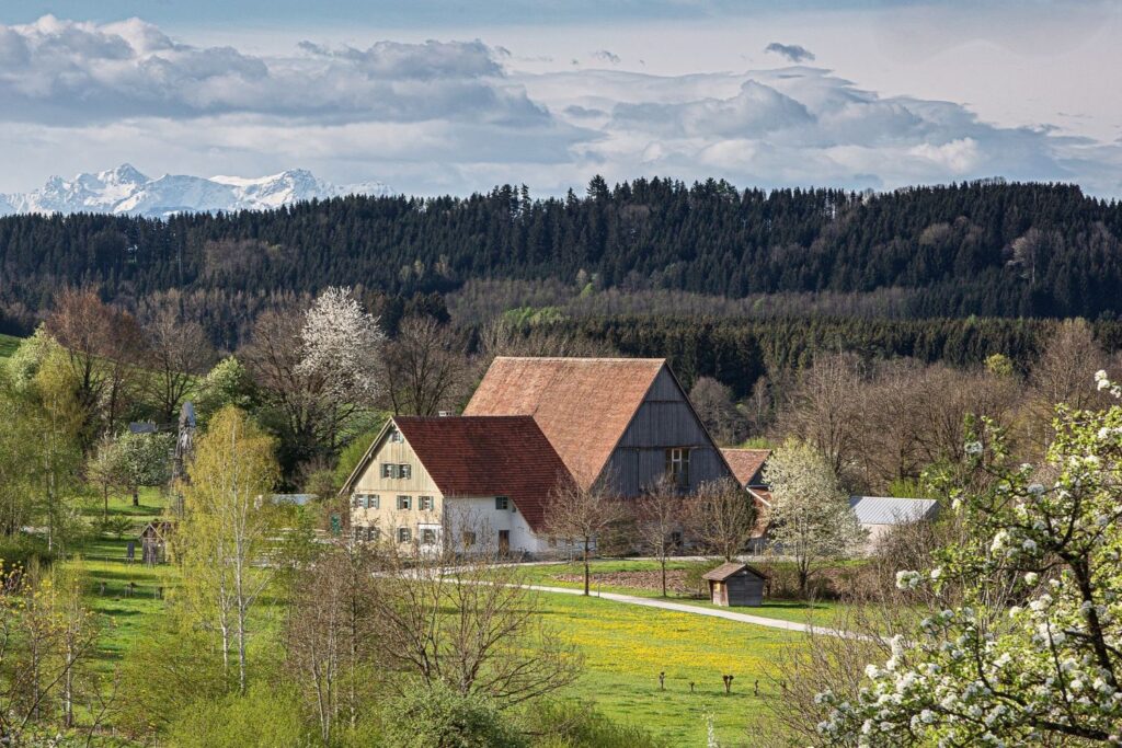 Blick auf Gebäude des Bauernhaus-Museums Wolfegg im Frühling.
